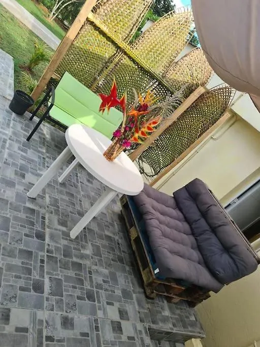 Daire Charmant Studio Avec Terrasse Baie-Mahault